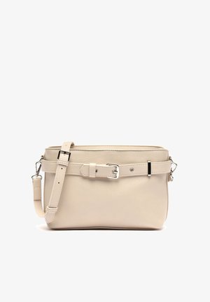 Borsa a tracolla in pelle beige con forma strutturata, dotata di cinturino con fibbia, dettagli in metallo argentato e texture liscia. Nessun motivo visibile.