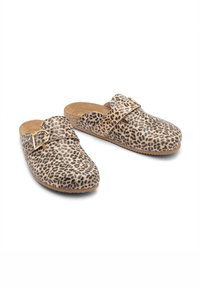 Klasyczne klapki w zwierzęcy wzór z naturalnej zamszowej powierzchni, zaokrąglony czubek i ozdobna klamra na pasku. Jasnobrązowa guma na podeszwie.