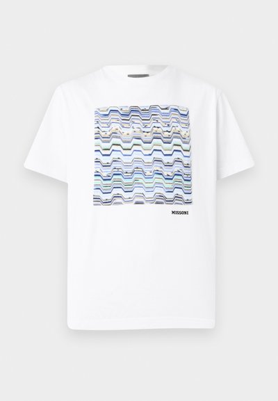 Λευκό T-shirt με κοντά μανίκια, με πολύχρωμο ζιγκ-ζαγκ τετράγωνο σχέδιο στο κέντρο του στήθους και το κείμενο "MISSONI" κάτω από το σχέδιο.