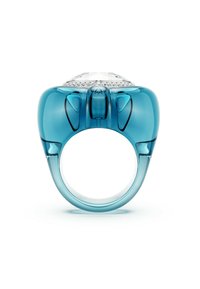 Transparent blå ring med en stor, glittrande ädelsten och mindre stenar runtom, som visar en modern och elegant design.