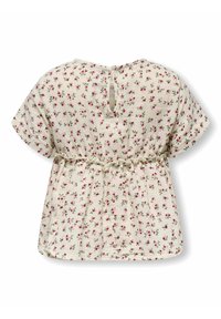 Blusa floreale con maniche corte, tessuto crema chiaro, motivo di fiori rosa e verdi, vita arricciata, dettaglio a chiave sulla schiena, texture morbida.