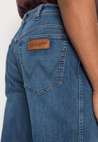 Wrangler TEXAS - Calças de ganga de perna direita - spotlite