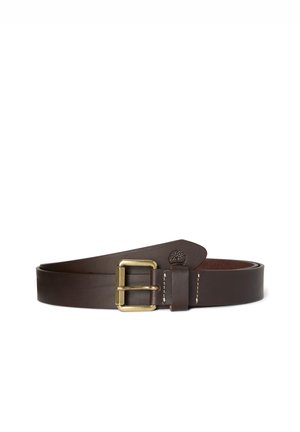 Ceinture en cuir marron foncé avec boucle en laiton et petit logo d’arbre en relief près de la boucle sur fond blanc.