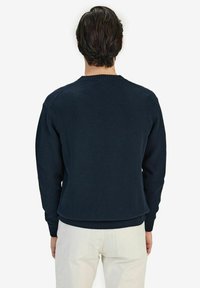 Mörkblå tröja med rund halsringning, ribbade ärmslut och nederkant, med en slät yta och minimalistisk design, typisk för stickat.