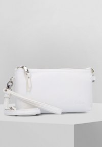 Bolso de mano de cuero blanco con cierre de cremallera, hardware plateado y correa desmontable. Presenta una textura suave y un branding sutil.