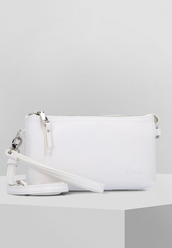 Bolso de mano de cuero blanco con cierre de cremallera, hardware plateado y correa desmontable. Presenta una textura suave y un branding sutil.