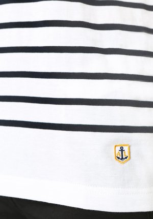 Chemise à manches courtes rayée en blanc et marine avec un tissu texturé. Présente un logo d'ancre brodé en jaune en bas à gauche.