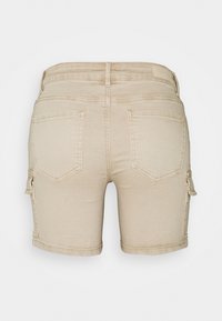 Beige cargoshorts med en medelhög design, två bakfickor, cargofickor på sidorna och en mjuk, hållbar tygstruktur.