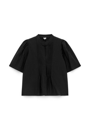Czarna bluzka z krótkim rękawem i kołnierzykiem mandaryńskim, z plisami z przodu i delikatnie bufkami na rękawach. Wykonana z lekkiego materiału.