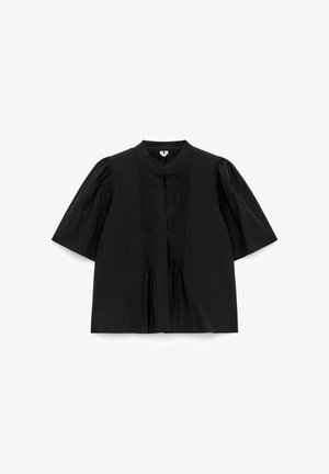 Czarna bluzka z krótkim rękawem i kołnierzykiem mandaryńskim, z plisami z przodu i delikatnie bufkami na rękawach. Wykonana z lekkiego materiału.