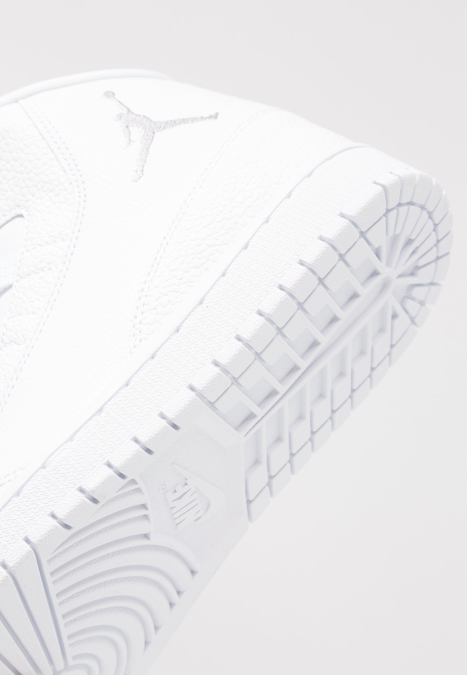 nike jordan executive white