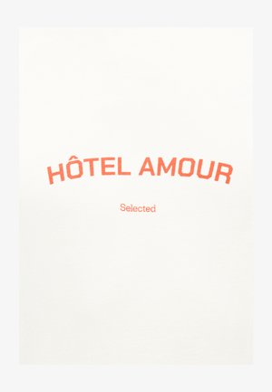 Valge kangas oranži tekstiga „HÔTEL AMOUR“, kaarekujul ülal, alla keskele paigutatud väiksem „Selected“.