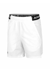 Pantalones cortos deportivos blancos con una cintura elástica negra que presenta el texto "ARMOUR", bolsillos laterales y una textura de tela suave y ligera.