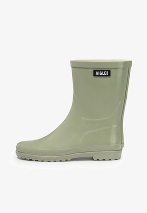 Botte de pluie en caoutchouc vert avec une finition lisse, un bout rond, un design compact, une semelle texturée et un logo AIGLE noir sur le côté.