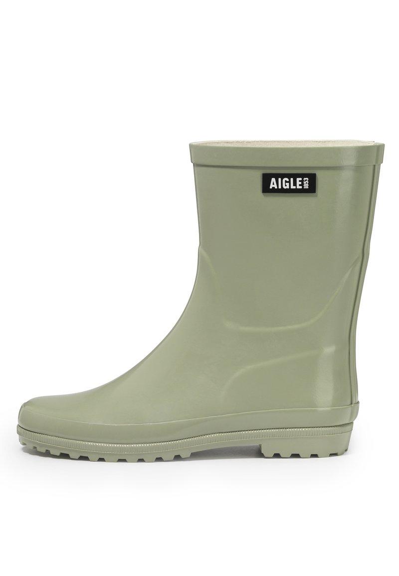 Botte de pluie en caoutchouc vert avec une finition lisse, un bout rond, un design compact, une semelle texturée et un logo AIGLE noir sur le côté.