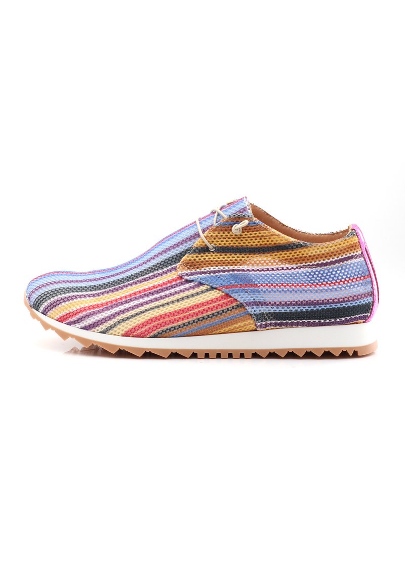 Sneaker colorato a strisce multiple con tessuto in rete, suola in gomma e punta rotonda. Presenta lacci e dettagli con occhielli, mettendo in mostra vari colori vivaci.