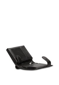 Portafoglio in pelle nera con finitura strutturata, dotato di tasca per monete, scomparti per carte e finestra trasparente per documenti. Si apre con una chiusura sicura.