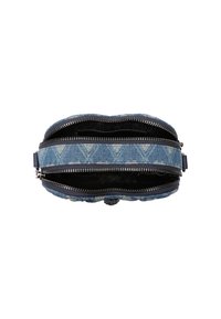 Pochette en denim de forme arrondie, dotée de deux fermetures éclair argentées, doublure noire et extérieur texturé affichant un motif en bleu clair.