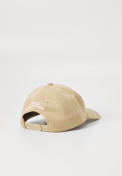 Kaki spalvos beisbolo kepurė, pagaminta iš medvilnės, su nusiūtu "POLO RALPH LAUREN" raštu nugaroje, su plastikinėmis reguliuojamomis juostomis ir lygiu paviršiumi.
