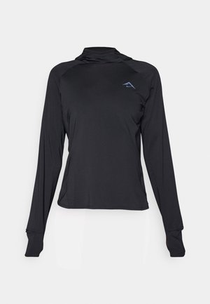 Haut de sport noir à manches longues avec un col haut, fabriqué en tissu lisse, présentant un petit logo bleu sur la poitrine et des trous pour le pouce dans les poignets.