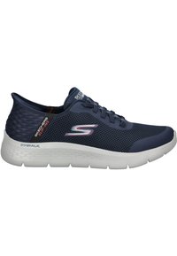 Zapatillas deportivas azul marino de malla con un talón texturizado, suela blanca acolchada y un logo en el costado. Presentan cordones y material transpirable.