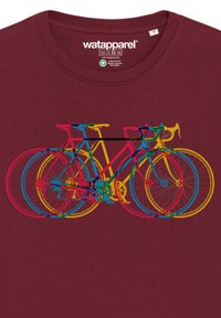 Bordeaux T-shirt met een grafisch ontwerp van overlappende fietsen in blauw, geel, roze en rood, met gedetailleerde wielen en frames.