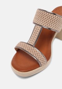 Mis Pepas Pantofle na podpatku - beige