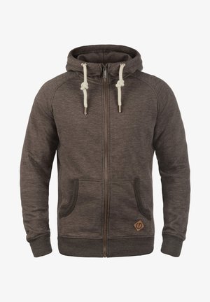 Braune Reißverschluss-Hoodie aus weichem Stoff, mit einer Kapuze mit Kordelzug, zwei frontalen Taschen und einem kleinen Logopatch unten links.