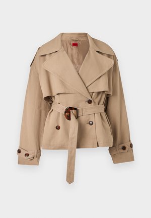 Béžový krátky trenčkot so širokými klopami, dvojradovými gombíkmi, opaskom v páse a manžetami so zapínaním na gombíky.