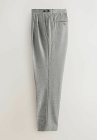 Pantalon gris à carreaux en tissu tissé, avec devant plat, plis, deux poches avant et une poche arrière avec bouton.