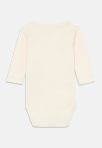 Langermet babybody i myk, off-white bomull, med rund hals, trykknapper nederst og glatt tekstur.