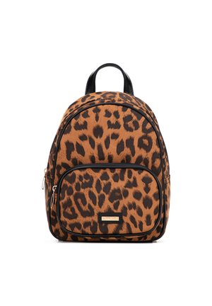 Rugzak met luipaardprint, zwart randje, voorvak met rits en bovenhandvat tegen een witte achtergrond.