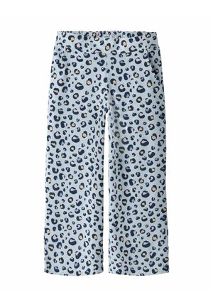Lyseblå bukser med vide ben, elastisk talje og et all-over leopardprint i sort, pink og beige.