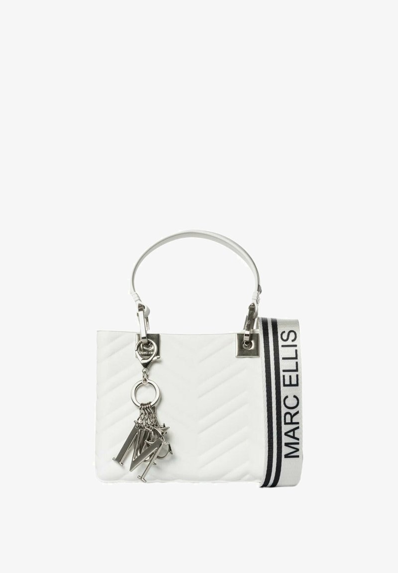 Borsa bianca trapuntata con hardware argentato, manico superiore e tracolla a righe bianche e nere con testo "MARC ELLIS" e charme decorativi.