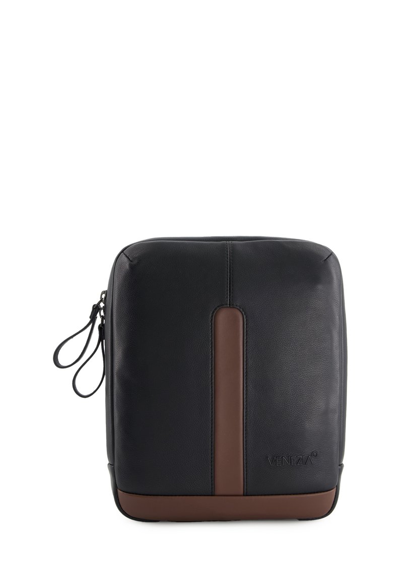 Schwarze Lederhandtasche mit glatter Oberfläche; verfügt über einen braunen vertikalen Akzentstreifen, ein Logo auf der Vorderseite und einen Reißverschluss mit Schlaufenzug.}}