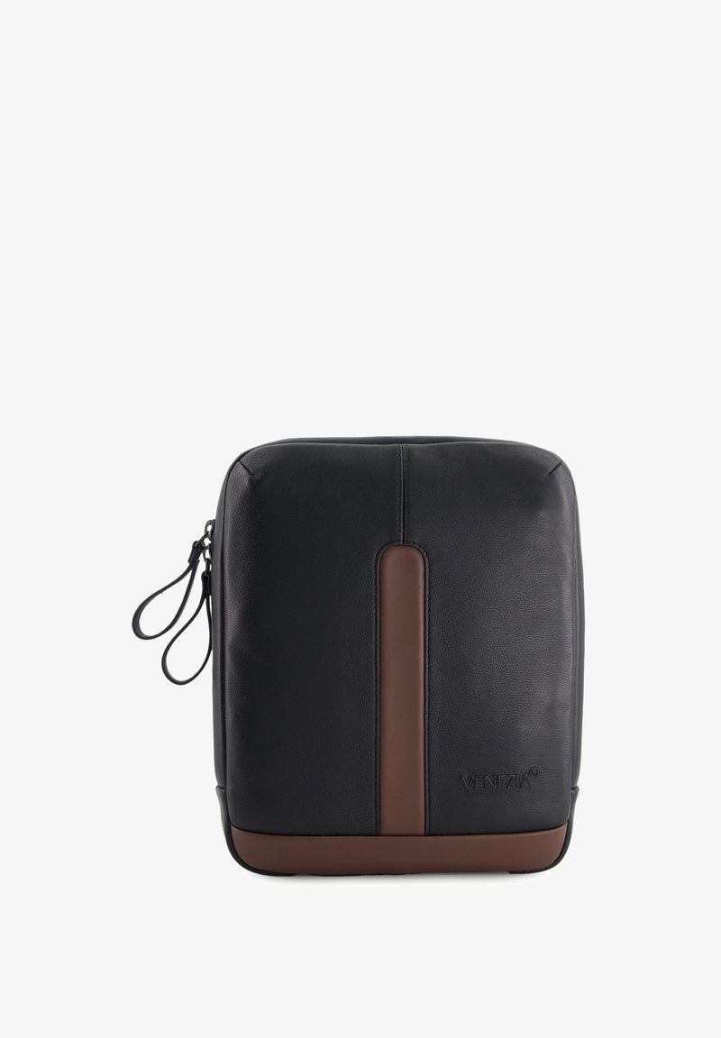 Schwarze Lederhandtasche mit glatter Oberfläche; verfügt über einen braunen vertikalen Akzentstreifen, ein Logo auf der Vorderseite und einen Reißverschluss mit Schlaufenzug.}}