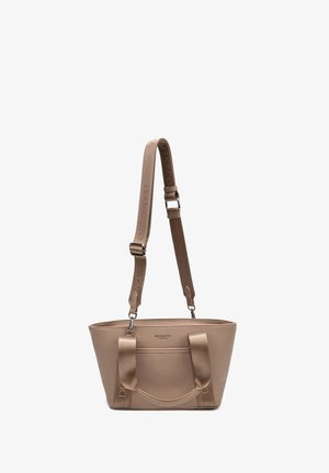 Sac à main en cuir beige texturé avec deux poignées courtes et une bandoulière longue ajustable, arborant le logo "DIANA&CO FIRENZE" à l'avant.