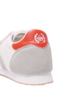 Weißer Sneaker mit grauen Wildleder- und orangen Lederakzenten. Mit einem Logo auf der Ferse, das in Weiß "SPRING FIELD" liest. Abgerundetes Zehendesign.