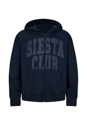 Granatowa bluza z kapturem zapinana na zamek z przednimi kieszeniami i napisem "SIESTA CLUB" w dużych, pogrubionych literach na piersi.