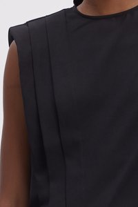 Sort ærmeløs top med glat stof, plisseret detaljer på skuldrene og et rent, minimalistisk design.