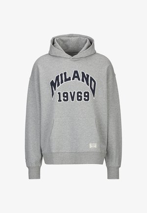 Grauer Kapuzenpullover mit Fronttasche, schwarzer "MILANO"-Schriftzug in Bogenform über der fett gedruckten Blockschrift "19V69" auf der Vorderseite.