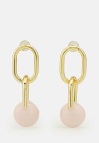 Zlato obarvani viseči uhani z podolgovato ovalno povezavo in okrasnim krogom v pastelno roza barvi. Gladka tekstura z poliranim zaključkom.