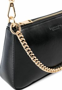 Borsa a tracolla in pelle nera con catena in metallo color oro, chiusura con zip e superficie texturizzata; presenta una forma rettangolare e un branding minimale.