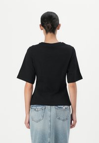 Gina Tricot FITTED TEE - Jednoduché tričko - black