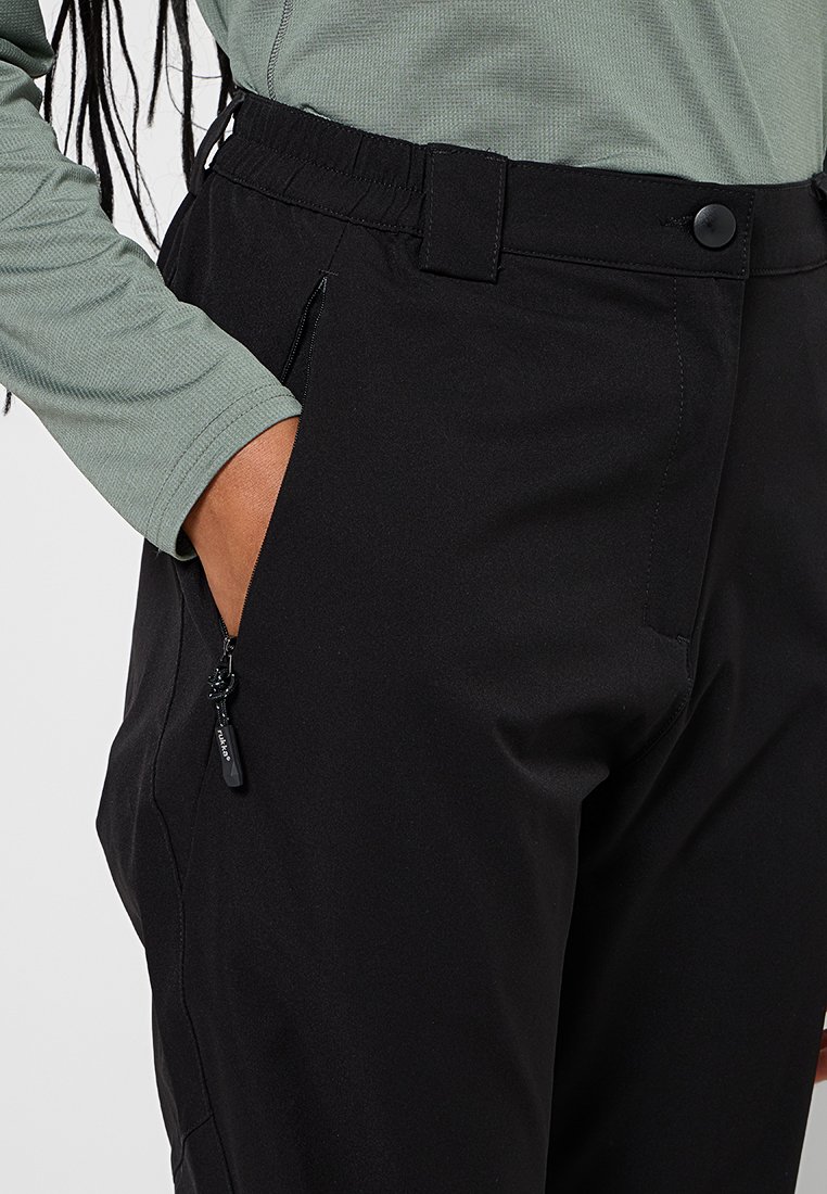 Czarne spodnie o eleganckim designie, z kieszenią na zamek błyskawiczny i paskiem. Tkanina wydaje się być trwała i ma gładką teksturę.