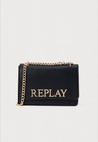 Crna torba preko tijela od umjetne kože s lancem u zlatnoj boji, s velikim zlatnim natpisom REPLAY sprijeda. Pravokutni dizajn, glatka tekstura.
