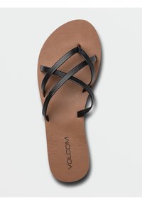 Brune flade sandaler med tekstureret sål. Sorte tværgående stropper. Har logoaftryk på fodsålen, minimalistisk design.