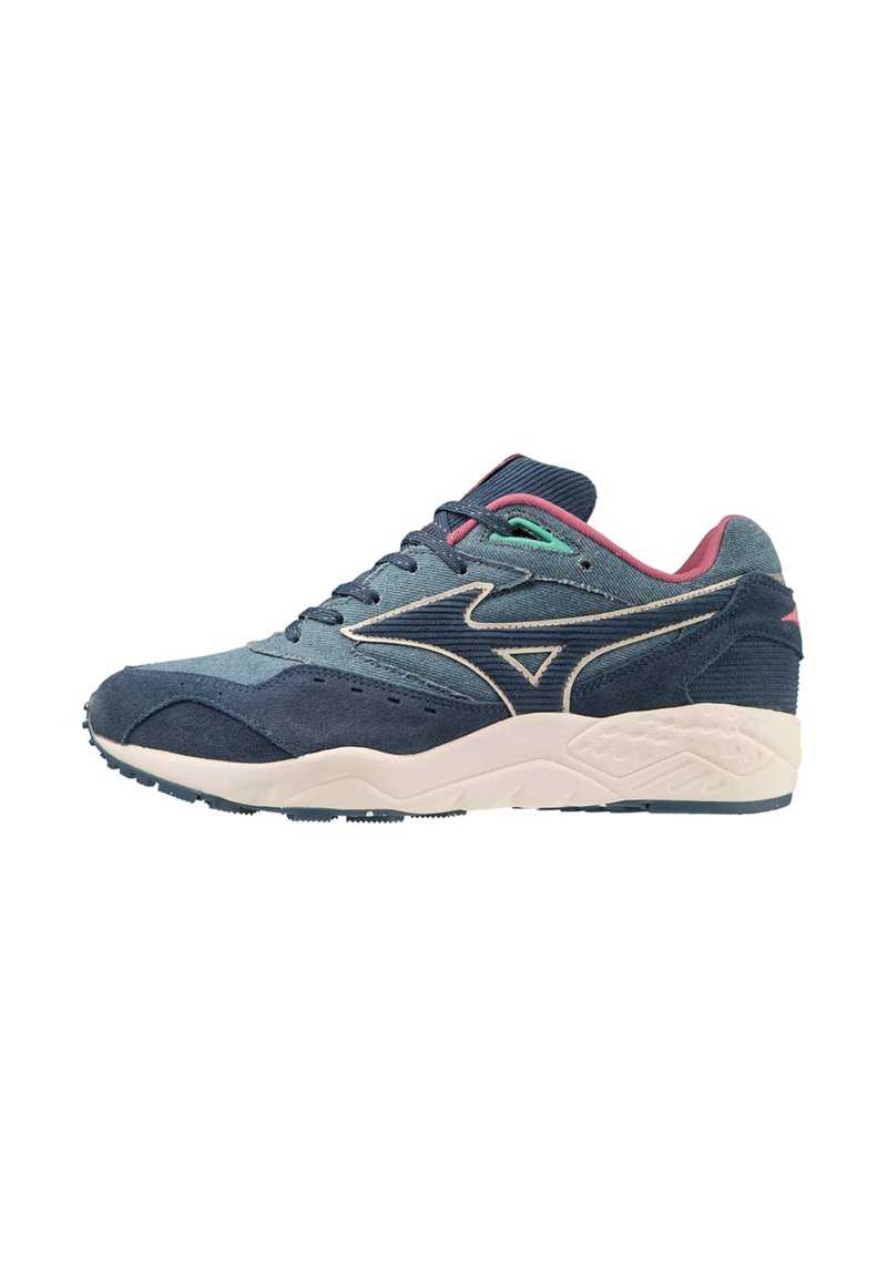 Sneaker blu navy realizzato in suede e tessuto, con una suola intermedia bianca, dettagli rosa e verdi, e una suola in gomma testurizzata.