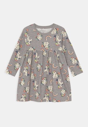 Vestido gris de manga larga para niño pequeño con cintura fruncida, con un estampado de unicornios coloridos y arcoíris por todo el vestido.