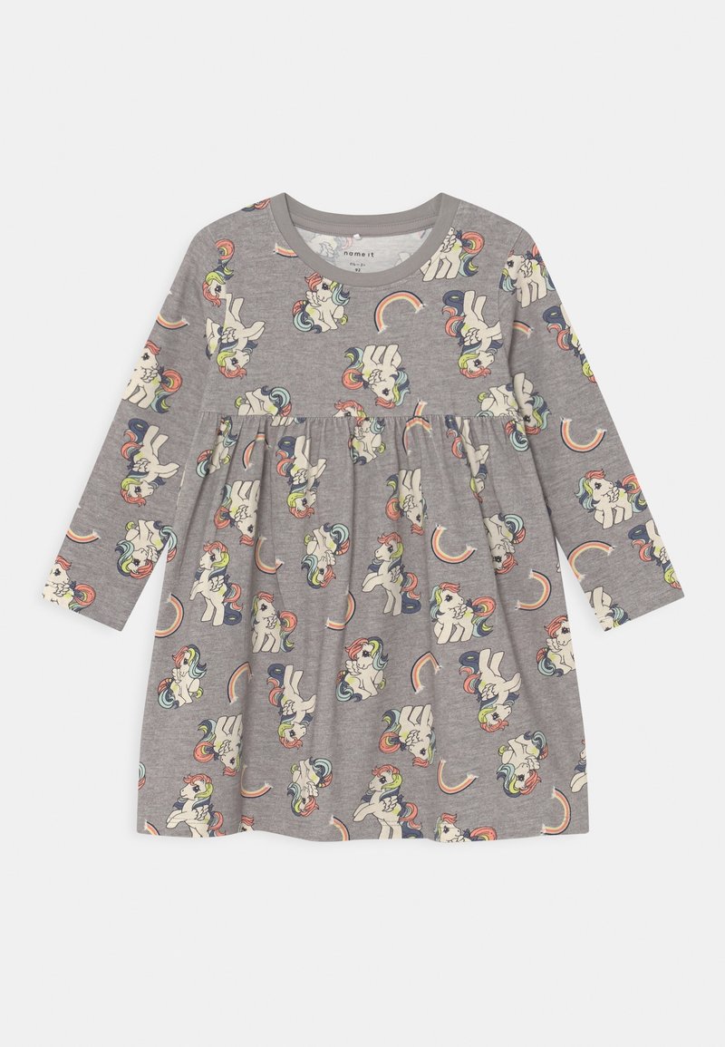 Robe grise à manches longues pour tout-petit avec taille froncée, présentant un motif coloré d'unicornes et d'arcs-en-ciel sur toute la surface.